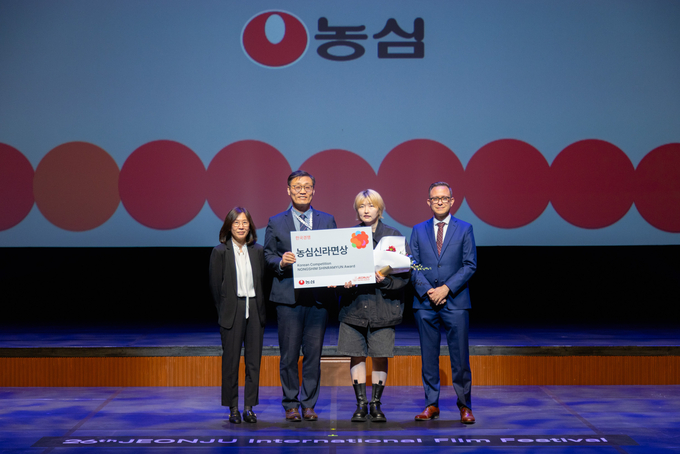 농심 전주국제영화제 '농심신라면상' 시상 장면. 사진 왼쪽 두번째부터 농심 심규철 상무, 성스러운 감독. 사진=농심