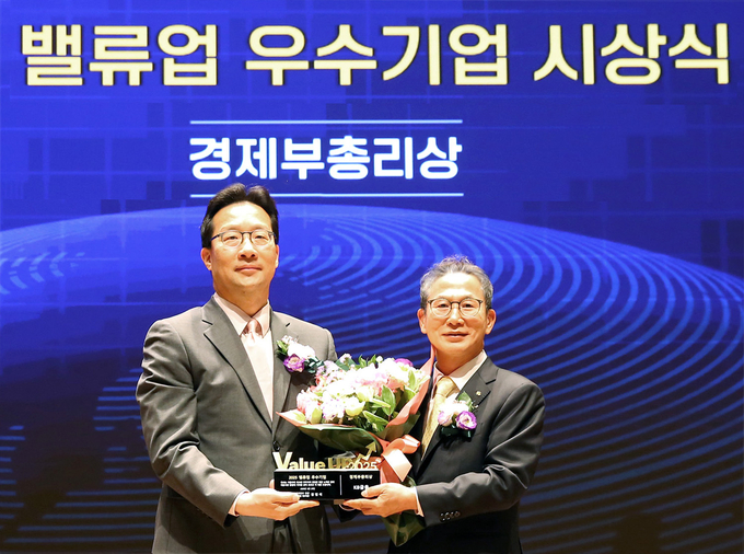 27일 서울 여의도 한국거래소에서 열린 밸류업 우수기업 시상식에서 양종희 KB금융그룹 회장(오른쪽)과 윤인대 기획재정부 차관보(왼쪽)가 기념 촬영을 하고 있다. 사진=KB금융그룹