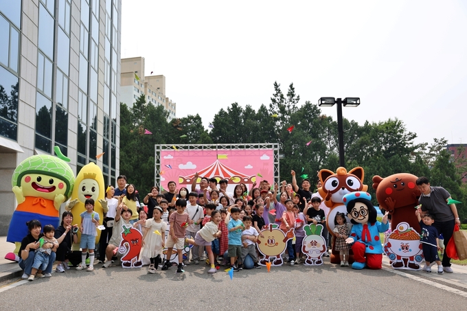 농심 직원 가족초청 행사 패밀리데이에서 종이비행기를 날리고 있다. 사진=농심