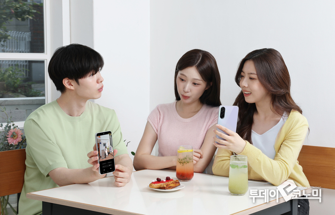 삼성전자 모델들이 ‘갤럭시 A36 5G’로 촬영한 사진을 'AI 지우개' 기능으로 보정하는 모습. 사진=삼성전자