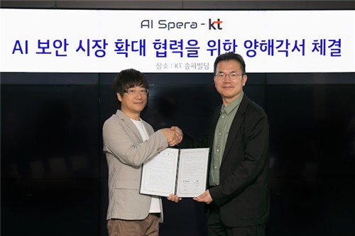 유서봉 KT 엔터프라이즈 부문 AX사업본부장(상무·오른쪽)와 강병탁 AI스페라 대표. 사진=KT
