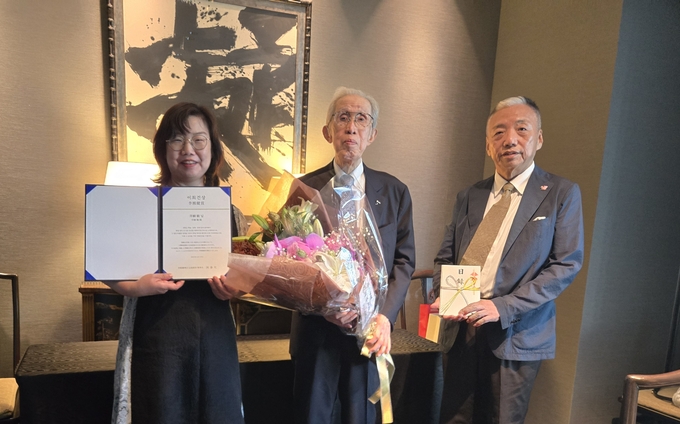 재단법인 이희건 한일교류재단(이사장 하태윤)은 지난 19일 일본 오사카 웨스틴 호텔에서 『이희건 상』 초대 수상자로 일본 산요전기 창업자의 후손인 이우에 사토시 전(前) 산요전기 회장을 선정했다고 23일 밝혔다. 이날 시상식에 참석한(사진 왼쪽부터) 이훈 재단법인 이희건 한일교류재단 고문, 이우에 사토시 전 산요전기 회장, 이경재 재단법인 이희건 한일교류재단 이사가 기념촬영하고 있다. 사진=신한금융그룹