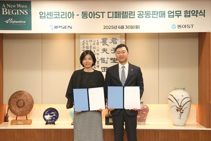 동아ST-입센코리아 디페렐린 공동판매 협약 체결식에서 동아ST 정재훈 사장(사진 오른쪽)과 입센코리아 양미선 대표가 기념사진을 촬영하고 있다. 사진=동아ST
