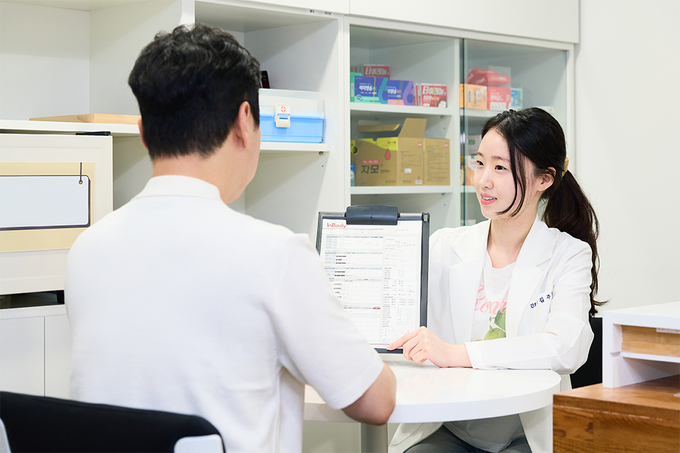  SK네트웍스 구성원이 건강 관련 상담을 받고 있는 모습. 사진=SK네트웍스