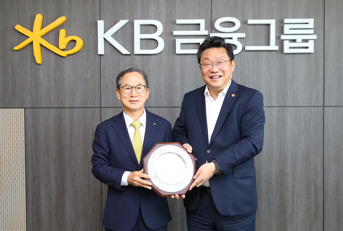 양종희 KB금융그룹 회장과 주형환 저출생고령사회위원회 부위원장이 지난 9일 여의도 KB국민은행 신관에서 기념촬영을 하고 있다. 사진=KB금융그룹