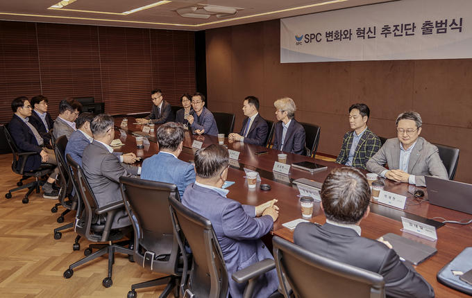 서울 양재동 SPC그룹 본사에서 21일 열린 '변화와 혁신 추진단' 출범식에서 송영수 파리크라상 노조위원장이 발언하고 있다. 뒷줄 가운데가 허진수 변화와 혁신 추진단 의장. 사진=SPC 