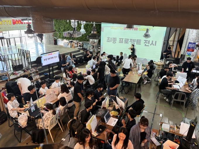 스마일게이트 희망스튜디오가 지난 25~26일 스마일게이트 사옥에서 지역아동센터 대상 '팔레트 부스터 캠프'를 진행했다. 사진=스마일게이트