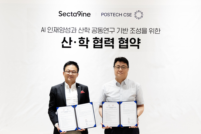 최승문 포스텍 주임교수(오른쪽)와 김대일 섹타나인 대표가 기념 촬영을 하고 있다. 사진=SPC