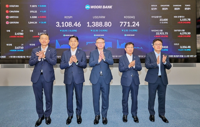 4일 우리은행 회현동 본점 자금시장그룹 딜링룸 전광판 점등식에 (왼쪽부터) 이정섭 브랜드홍보그룹장, 박형우 자금시장그룹장, 정진완 은행장, 양현근 상임감사위원, 한세룡 업무지원그룹장이 참석해 기념 촬영을 하고 있다. 사진=우리은행