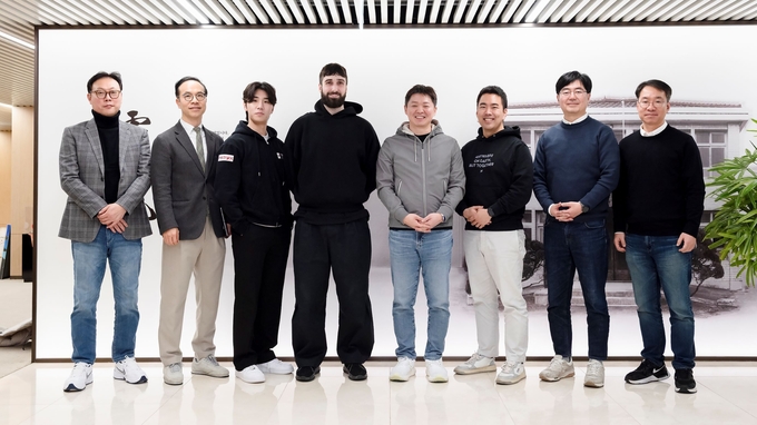 실리콘밸리 소재 AI 스타트업 피닉스랩이 최근 진행한 400만달러 규모 SAFE 투자유치에 SK네트웍스 및 에이단 고메즈 코히어 CEO, 일리야 폴로수킨 니어 프로토콜 공동창업자 등 다수의 투자자들이 참여했다. 지난 3월 방한한 에이단 고메즈 코히어 CEO(왼쪽 네번째)가 삼일빌딩에서 최성환 SK네트웍스 사업총괄 사장 겸 피닉스랩 EA(왼쪽 다섯번째), 배민석 피닉스랩 대표(왼쪽 세번째) 등과 함께 기념촬영을 하고 있는 모습. 사진=SK네트웍스