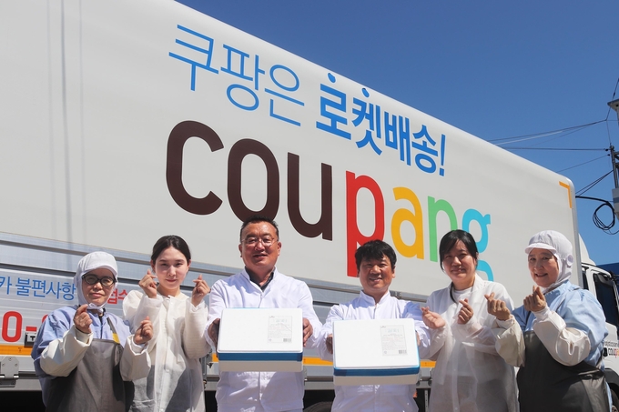 제주 창해수산 직원들이 쿠팡 차량 앞에서 생갈치 상품을 들고 활짝 웃고 있다. 사진=쿠팡