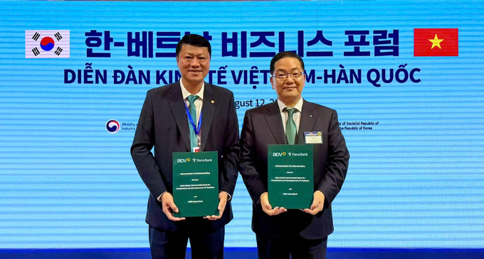 지난 12일 서울 롯데호텔 본관 크리스탈볼룸에서 열린 '한국-베트남 비즈니스 포럼'에서 이호성 은행장(오른쪽)과 레 응옥 람 베트남투자개발은행장이 '국가 간 QR결제 서비스 활성화를 위한 업무협약'을 체결한 후 기념 촬영하고 있다. 사진=하나은행