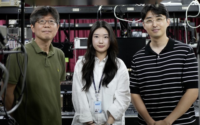 삼성전자는 포항공과대학교(포스텍)와 산학협력으로 진행한 '초소형 안구 카메라용 메타렌즈' 연구 논문이 세계적인 학술지 네이처 커뮤니케이션스에 게재됐다고 13일 밝혔다. 왼쪽부터 노준석 포스텍 교수와 강현정 연구원, 윤정근 삼성리서치 연구원. 사진=삼성전자 뉴스룸