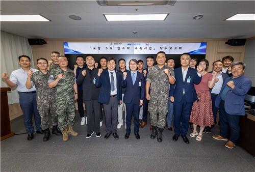 KT Enterprise부문 이행1본부장 이진권 상무(앞줄 왼쪽부터 6번째)와 국방부, 한국지능정보사회진흥원(NIA) 주요 관계자. 사진=KT