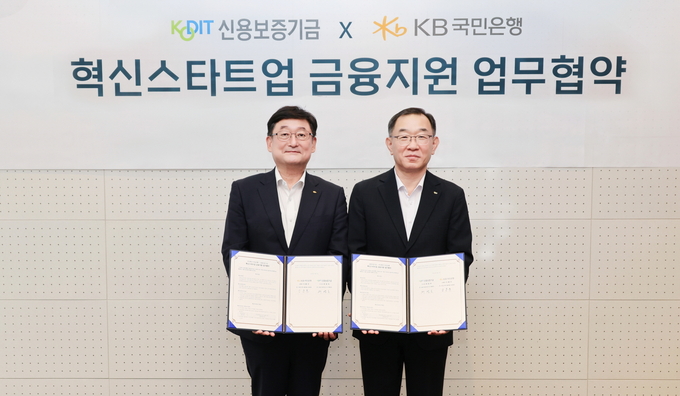 지난 7일 대구시 동구 신용보증기금 본사에서 열린 업무협약식에참석한 채병호 신용보증기금 이사(우측)와 송용훈 KB국민은행 기업고객그룹 부행장(좌측). 사진=KB국민은행