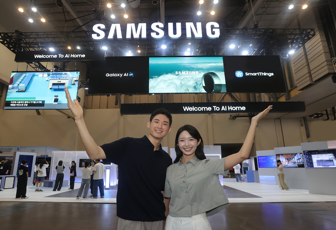 삼성전자 모델이 '기후산업국제박람회(WCE) 2025'가 열리는 부산 벡스코에 위치한 삼성전자 전시관을 소개하고 있다. 사진=삼성전자