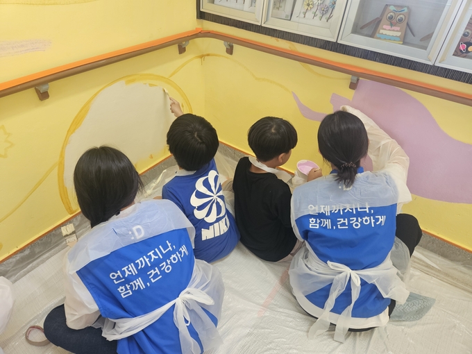 동아쏘시오그룹 신입사원들이 경북 상주 공검초등학교에서 벽화 그리기 봉사활동을 진행했다. 사진=동아쏘시오그룹
