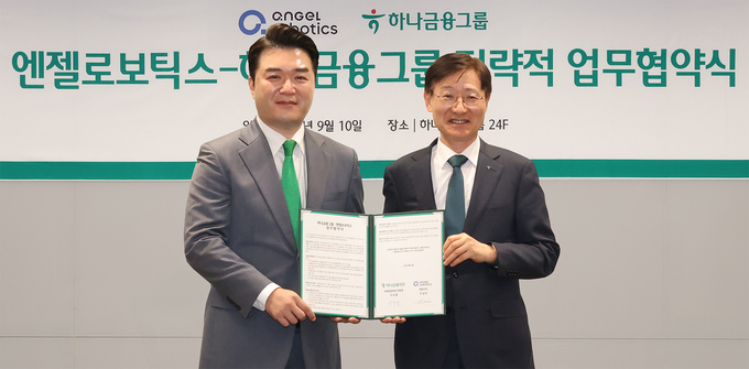  이승열 하나금융그룹 부회장(오른쪽)이 지난 10일 서울 중구 하나은행 본점에서 열린 로봇과 금융의 융합을 통한 미래전략산업 공동 발굴 업무협약을 체결한 후 조남민 엔젤로보틱스 대표이사와 기념 촬영하고 있다. 사진=하나금융그룹