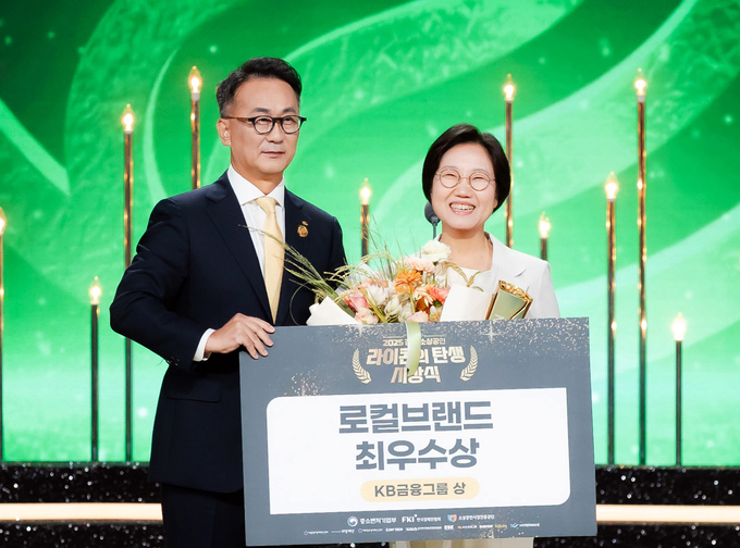 (왼쪽부터) 지난 11일 KBS 별관에서 진행된 2025 넥스트 라이콘 어워즈에서 KB금융지주 박영준 전무(CSO)와 기린컴퍼니 송주현 대표가 기념촬영을 하고 있다. 사진=KB금융그룹