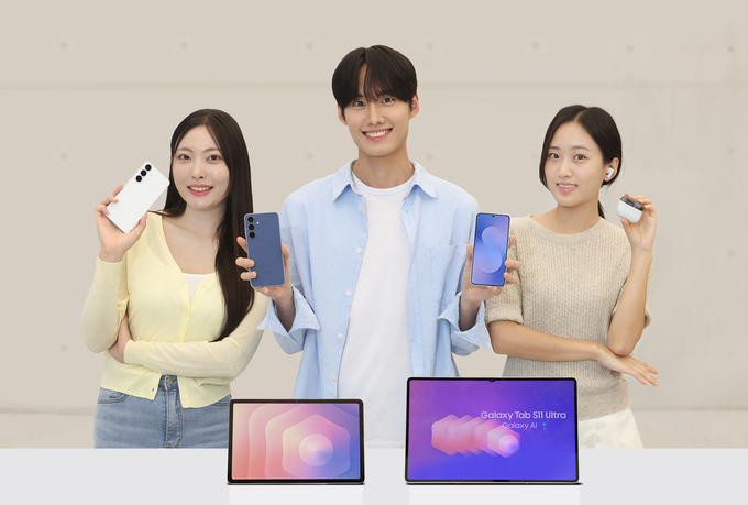 삼성전자 모델이 19일 국내 출시하는 '갤럭시 S25 FE', '갤럭시 탭 S11 시리즈', '갤럭시 버즈3 FE'를 소개하는 모습. 사진=삼성전자