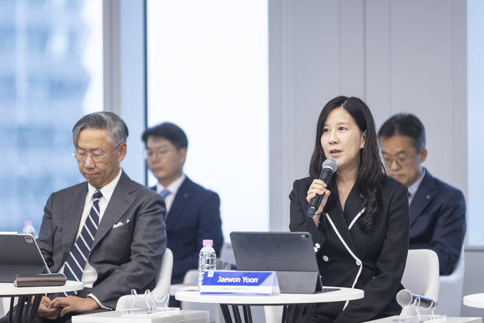신한금융지주회사 이사회(의장 윤재원)는 24일 서울 여의도에 위치한 신한투자증권 본사에서 국내외 기관투자자 약 50개사를 초청해 ‘라운드테이블’ 미팅을 가졌다고 25일 밝혔다. 이날 진행된 라운드테이블에서 윤재원 신한지주 이사회 의장(오른쪽)이 기관투자자들의 질문에 답하고 있다. (사진 왼쪽 이용국 사외이사). 사진=신한금융지주
