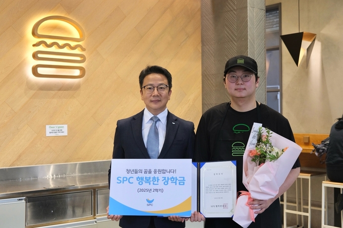 아르바이트생에게 장학금 전달하는 SPC그룹. 사진=SPC그룹
