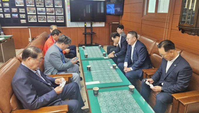 정진완 우리은행장(오른쪽에서 두번째)이 지난 10일 남대문시장상인회를 방문해 소상공인 맞춤형 지원 방안을 논의하고 있다. 사진=우리은행