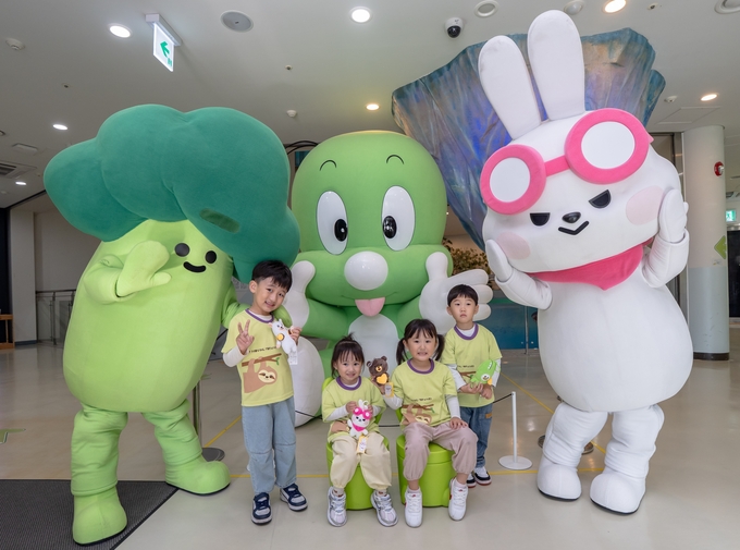 16일 서울 도봉구 둘리뮤지엄에서 진행된 「문화의 날, 별과 함께 날다」 이벤트에 참여한 어린이 관람객들이 기념촬영을 하고 있다. 사진=KB금융그룹