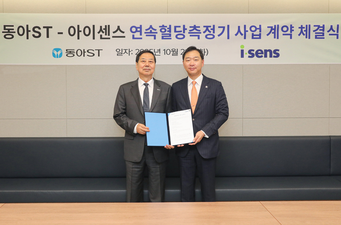 동아ST-아이센스 연속혈당측정기 ‘케어센스 에어(CareSens Air) 전문가용 판매 계약 체결식에서 동아ST 정재훈 사장(사진 오른쪽)과 아이센스 차근식 대표가 기념사진을 촬영하고 있다. 사진=동아에스티