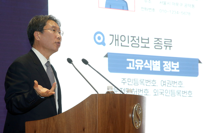 신한금융그룹(회장 진옥동)은 22일 오전 서울 중구 신한금융 본사에서 그룹 경영진 및 임직원들을 대상으로 ‘신뢰할 수 있는 AI·데이터 혁신을 위한 개인정보 정책 방향’ 교육을 실시했다고 밝혔다. 이날 강연을 맡은 최장혁 전 개인정보보호위원회 부위원장이 개인정보 정책 방향을 설명하고 있다. 사진=신한금융그룹