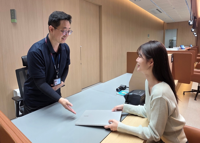 삼성전자서비스의 전문 엔지니어에게 삼성 노트북 무료점검을 받고 있는 모습. 사진=삼성전자
