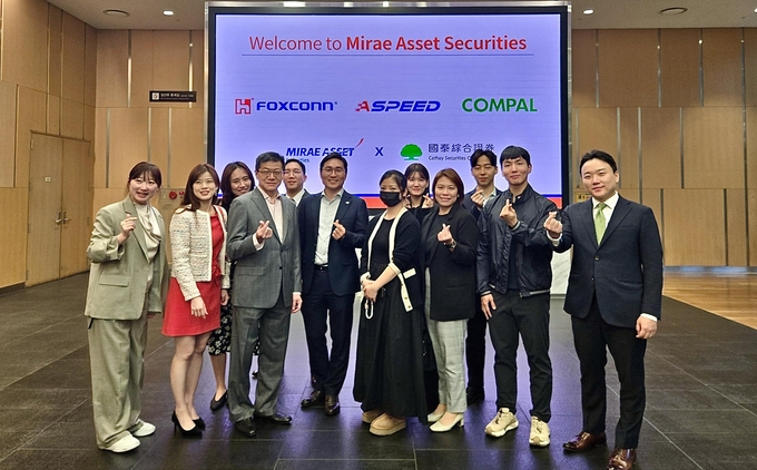22일 서울 미래에셋센터원에서 '대만 Core 3 코퍼레이트 데이 2025'가 성공적으로 개최된 가운데, 참석자들이 기념사진을 촬영하고 있다.  사진=미래에셋증권