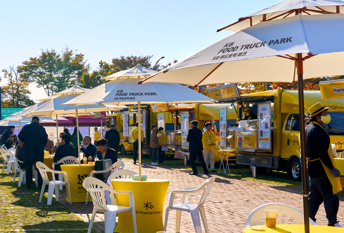 ‘KB착한푸드트럭’ 사장님들이 경주 예술의 전당에서 진행되는 ‘APEC CEO 서밋’ 현장에 마련된 ‘KB 푸드트럭 파크’에서 식음료를 제공하고 있다. 사진=KB금융그룹
