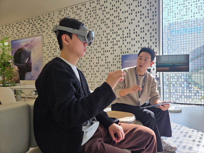 삼성스토어 홍대에서 헤드셋 형태의 모바일 기기 '갤럭시 XR'을 체험하는 모습. 사진=삼성전자