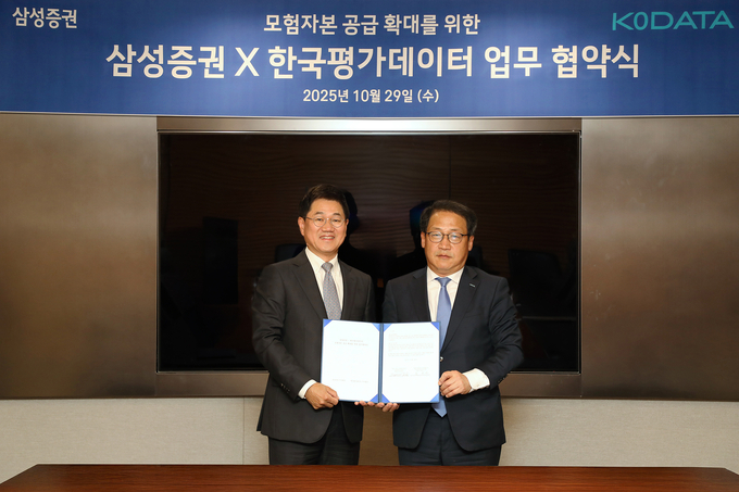 삼성증권과 한국평가데이터(KODATA)는 모험자본 공급확대를 위한 업무제휴를 10월 29일 서울 서초구 삼성증권 본사에서 맺었다. 왼쪽부터 삼성증권 박종문 사장, 한국평가데이터 홍두선 대표. 사진=삼성증권