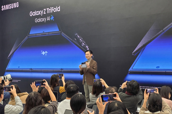 삼성, 두 번 접는 ‘갤럭시 Z 트라이폴드’ 공개…10인치 대화면에 초슬림 두께