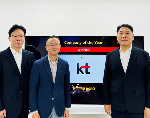 구재형 KT 네트워크기술본부장(상무)(오른쪽 첫번째)을 비롯한 KT 임직원들이 리딩 라이트 어워즈 2024 수상 기념 촬영을 하고 있다.(사진=KT)