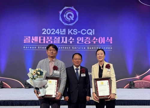 서남희 LG유플러스 CV담당, 강명수 한국표준협회 회장, 김새라 LG유플러스 CX센터장(왼쪽부터)이 기념사진을 찍고 있다. (사진=LG유플러스)