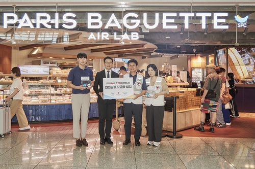 '파리바게뜨 인천공항 에어랩’에서 5일 대한적십자사 인천광역시지사 홍성조 사무처장(가운데에서 오른쪽)과 SPC행복한재단 백승훈 사무국장(가운데에서 왼쪽)이 인천공항 내 SPC 계열 브랜드 매장에 모금함을 설치하고 기념촬영을 하고 있다. 사진=SPC그룹